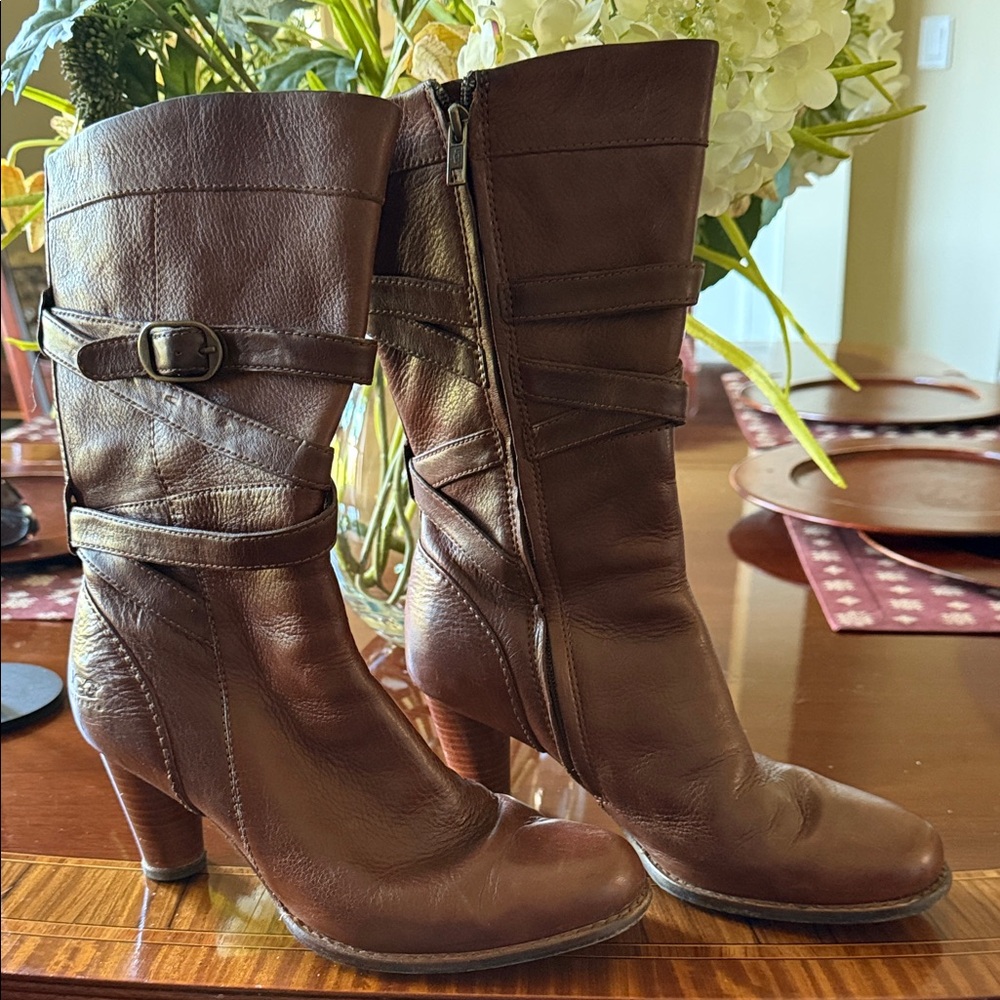 UGG  8 1/2 rich toned Brown  3 inch Heeled Leather Boots